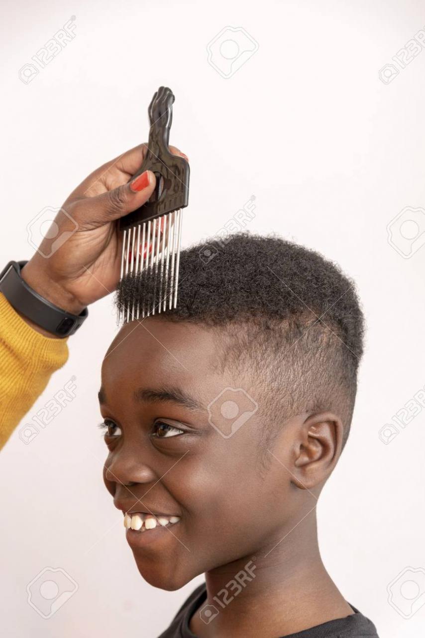 122320757-nine-year-old-boy-with-curly-hair-with-his-mother-using-a-wide-tooth-afro-comb-for-his-hair-
