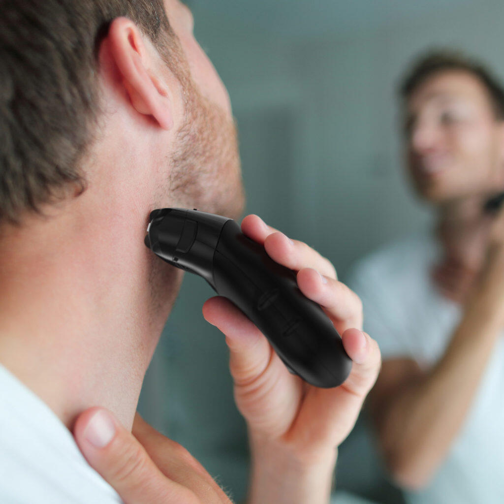 7066-017-Battery-Travel-Shaver-Lifestyle-JPG-Low-1024x1024